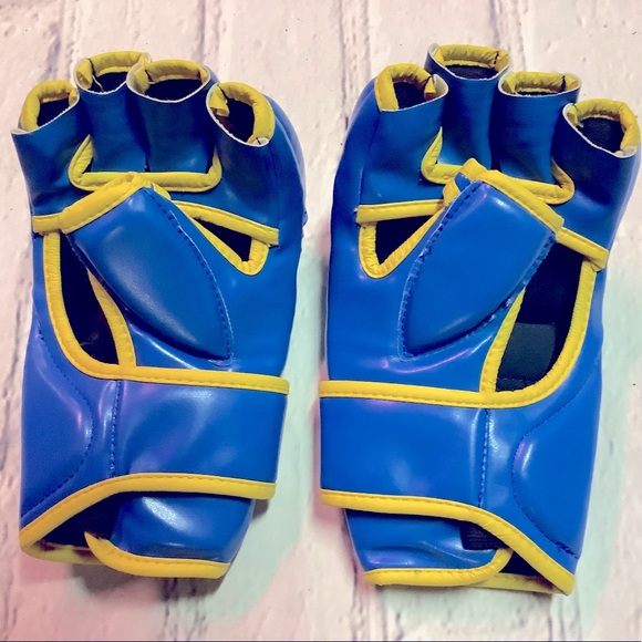 CHEERWING UFC GLOVES. - Picture 2 of 3